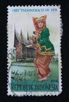 sidoarjo, jawa timur, indonésie, 2022 - philatélie, une collection de timbres sur le thème d'une illustration d'une femme dansant une danse folklorique photo