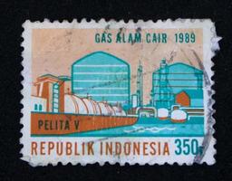 sidoarjo, jawa timur, indonésie, 2022 - philatélie, collection de timbres thématiques sur le gaz naturel liquéfié de 1989 photo