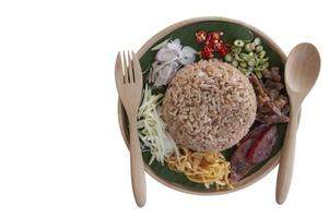 riz mélangé avec de la pâte de crevettes les thaïlandais appellent kao cluk ka pi isolé sur fond blanc inclus un tracé de détourage. photo