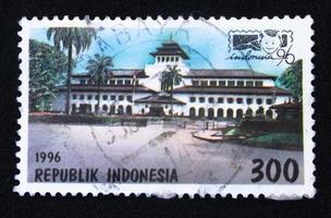 sidoarjo, jawa timur, indonésie, 2022 - philatélie, une collection de timbres sur le thème de l'illustration du bâtiment du palais de jakarta en 1996 photo