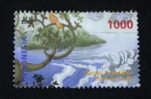 sidoarjo, jawa timur, indonésie, 2022 - philatélie, une collection de timbres sur le thème du lac tondano, sulawesi du nord photo