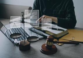 avocat masculin travaillant avec des documents contractuels et un marteau en bois sur table dans la salle d'audience. justice et droit, avocat, juge de la cour, concept. photo