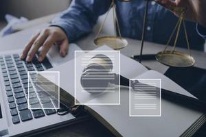 avocat masculin travaillant avec des documents contractuels et un marteau en bois sur table dans la salle d'audience. justice et droit, avocat, juge de la cour, concept. photo