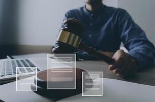 avocat masculin travaillant avec des documents contractuels et un marteau en bois sur table dans la salle d'audience. justice et droit, avocat, juge de la cour, concept. photo