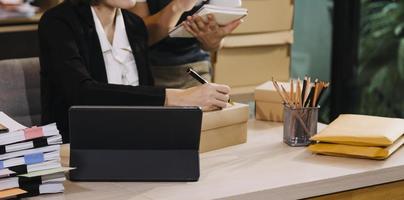 portrait de propriétaires de PME en démarrage, deux femmes asiatiques vérifient les commandes en ligne vendant des produits travaillant avec des boîtes travail indépendant au bureau à domicile, PME en ligne petite moyenne entreprise photo