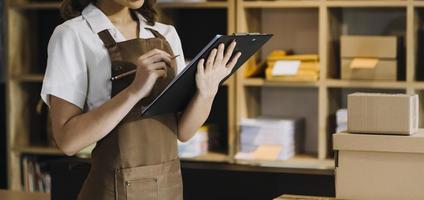 portrait de propriétaires de PME en démarrage, deux femmes asiatiques vérifient les commandes en ligne vendant des produits travaillant avec des boîtes travail indépendant au bureau à domicile, PME en ligne petite moyenne entreprise photo