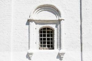 fenêtre de calandre dans le mur de l'ancienne église russe photo