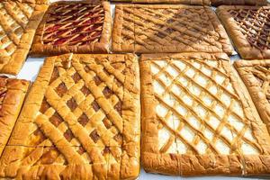 grandes tartes sucrées fraîchement cuites au four sur la table photo