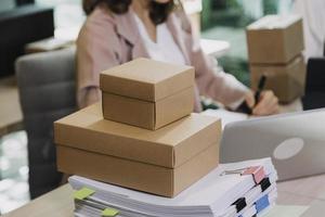 portrait de propriétaires de PME en démarrage, deux femmes asiatiques vérifient les commandes en ligne vendant des produits travaillant avec des boîtes travail indépendant au bureau à domicile, PME en ligne petite moyenne entreprise photo