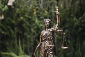 concept de justice et de droit. juge masculin dans une salle d'audience avec le marteau, travaillant avec, clavier d'ordinateur et d'accueil, lunettes, sur table à la lumière du matin photo