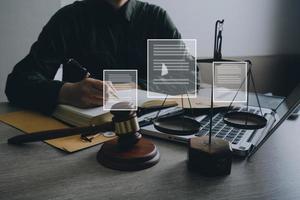 avocat masculin travaillant avec des documents contractuels et un marteau en bois sur table dans la salle d'audience. justice et droit, avocat, juge de la cour, concept. photo