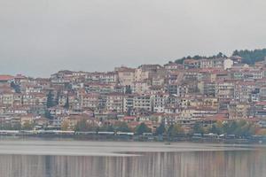 vieille ville traditionnelle de kastoria au bord du lac en grèce photo