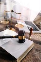 concept de justice et de droit. juge masculin dans une salle d'audience sur une table en bois et conseiller ou avocat masculin travaillant au bureau. concept de droit, de conseil et de justice juridique. photo