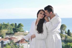 couple se reposant sur un balcon photo