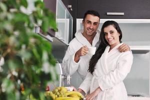 jeune couple amoureux prenant une tasse de café fraîche le matin photo