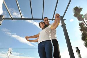 couple se reposant sur un balcon photo