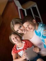 jeune famille utilisant une tablette pour faire des plans futurs photo