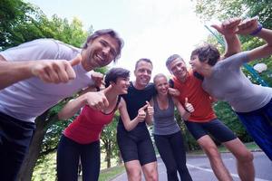 jogging groupe de personnes s'amuser photo