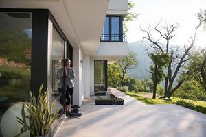 femme devant sa villa de luxe photo