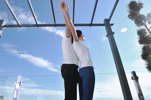 couple se reposant sur un balcon photo