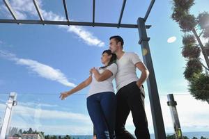 couple se reposant sur un balcon photo