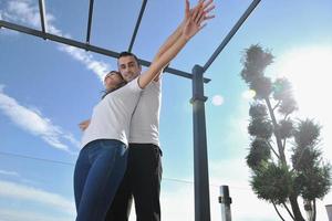 couple se reposant sur un balcon photo