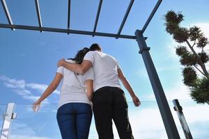 couple se reposant sur un balcon photo