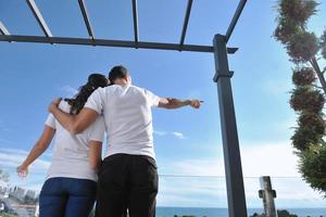 couple se reposant sur un balcon photo