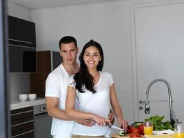 heureux jeune couple dans la cuisine photo