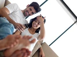 jeune couple faisant selfie ensemble à la maison photo