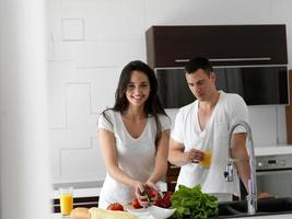 heureux jeune couple dans la cuisine photo