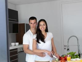 heureux jeune couple dans la cuisine photo