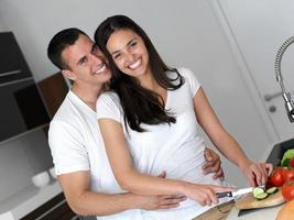 heureux jeune couple dans la cuisine photo