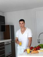 homme cuisinant à la maison préparant une salade dans la cuisine photo