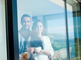 jeune couple détendu à la maison photo