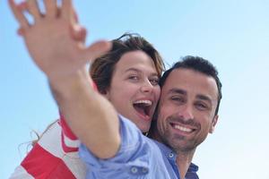 heureux jeune couple romantique s'amuser se détendre photo