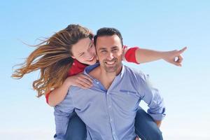 heureux jeune couple romantique s'amuser se détendre photo