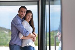 jeune couple se détendre à la maison photo