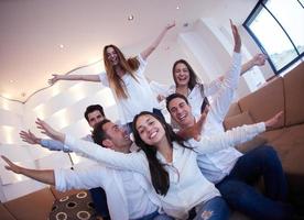 groupe d'amis prenant selfie photo