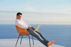 jeune homme détendu à la maison sur le balcon photo