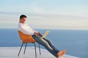 jeune homme détendu à la maison sur le balcon photo