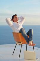 jeune homme détendu à la maison sur le balcon photo