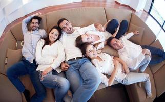 groupe d'amis se détendre à la maison photo