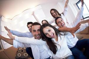 groupe d'amis prenant selfie photo