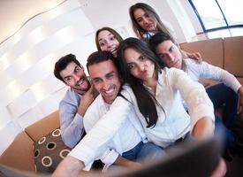 groupe d'amis prenant selfie photo