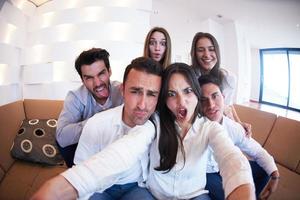 groupe d'amis prenant selfie photo