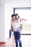 heureux jeune couple romantique s'amuser et se détendre à la maison photo