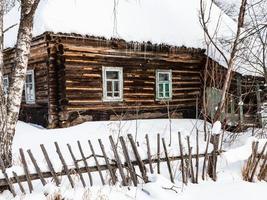 vieille maison rurale en bois russe en hiver photo