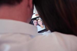 couple à la maison moderne à l'aide d'un ordinateur tablette photo