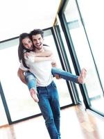 heureux jeune couple romantique s'amuser et se détendre à la maison à l'intérieur photo